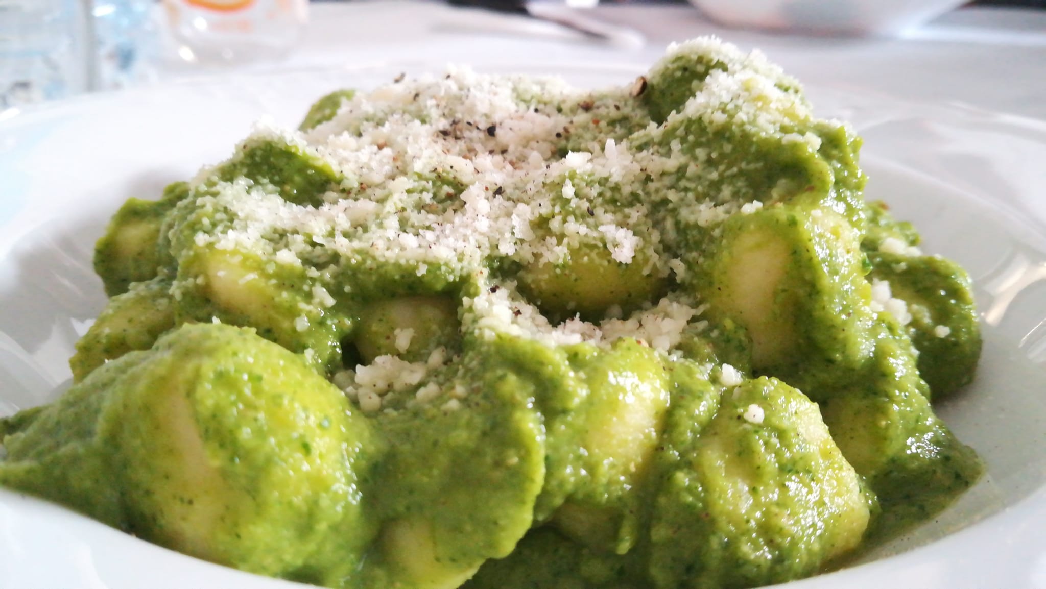 Chicche di patate con pesto di zucchine, rucola, basilico e nocciole