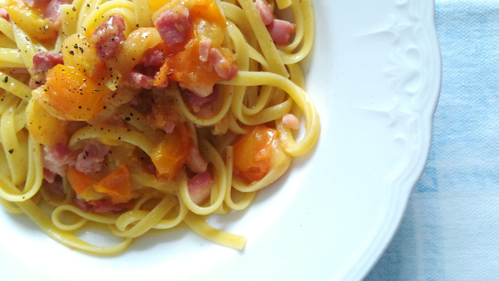 Linguina con ciliegino e pancetta