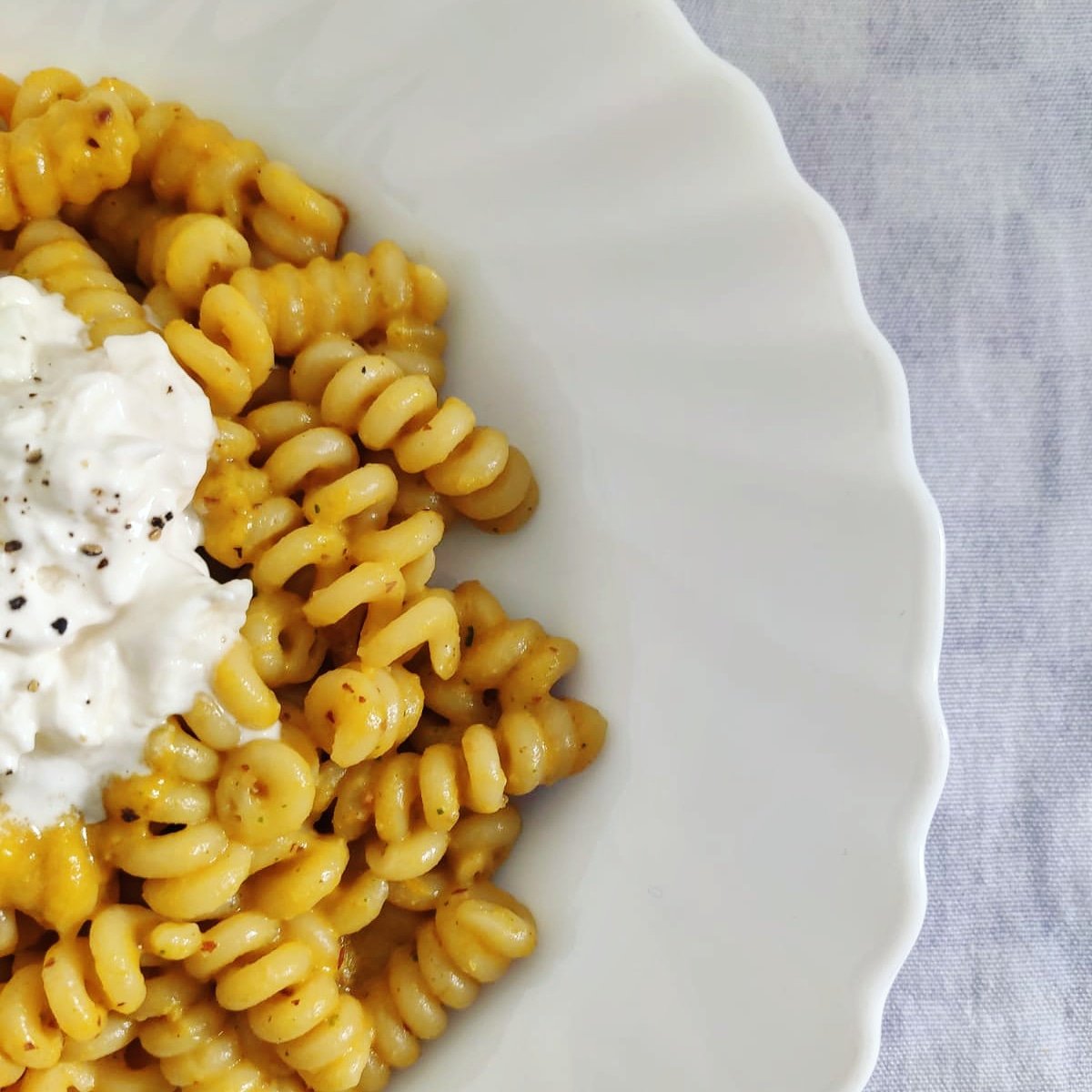 Fusilli con crema di peperoni e stracciatella