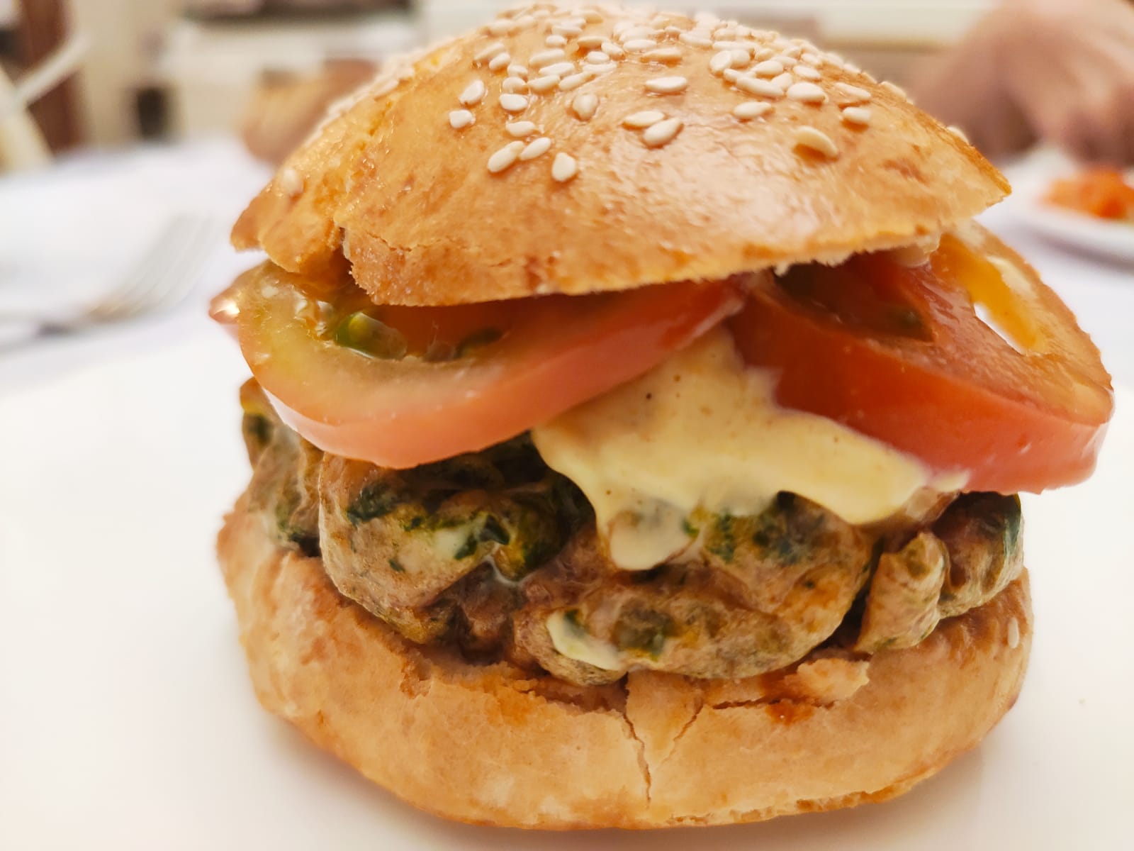 panino con frittata di spinaci, maionese al curry e pomodori