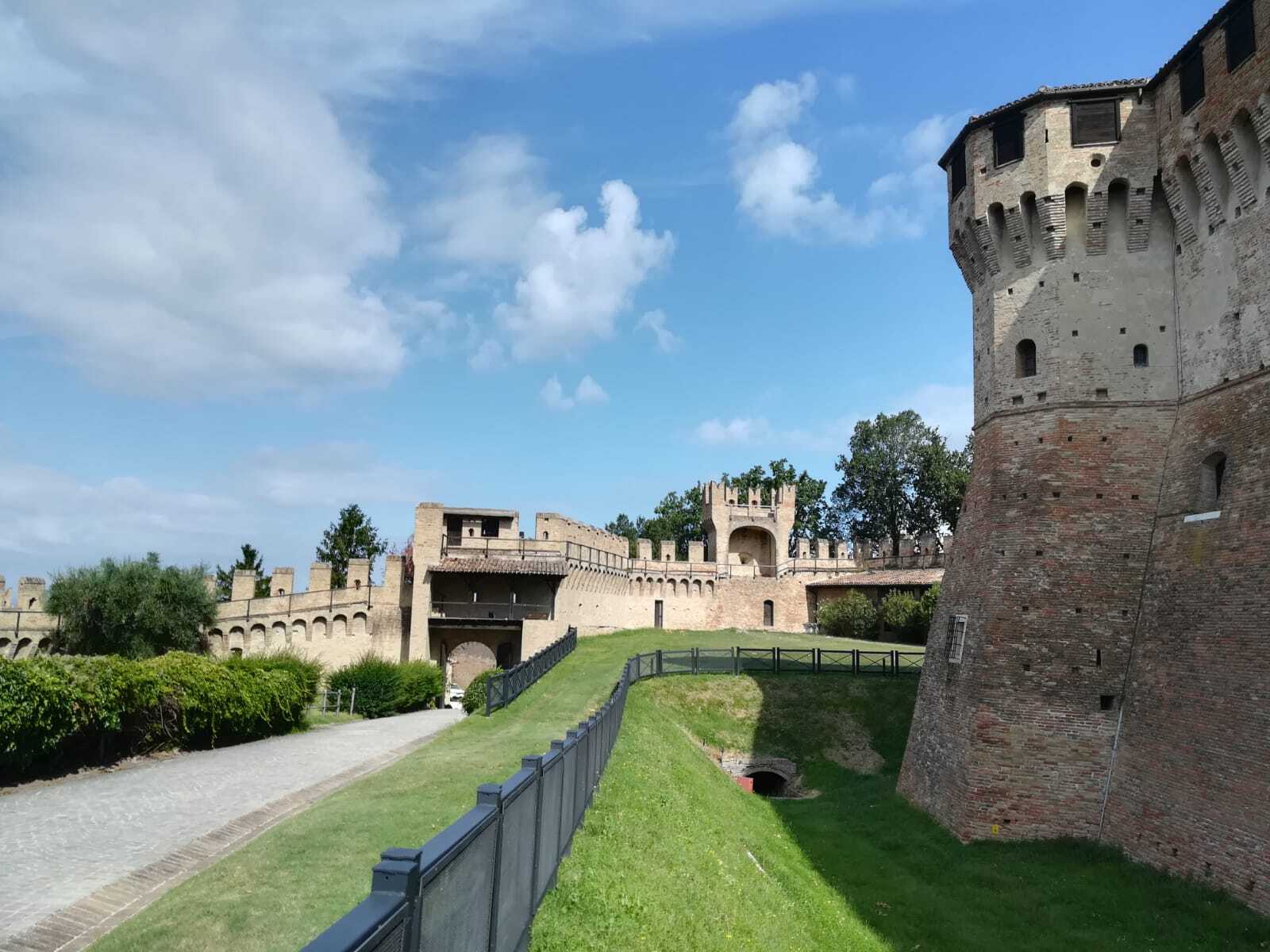 viaggio a Gradara castello esterno
