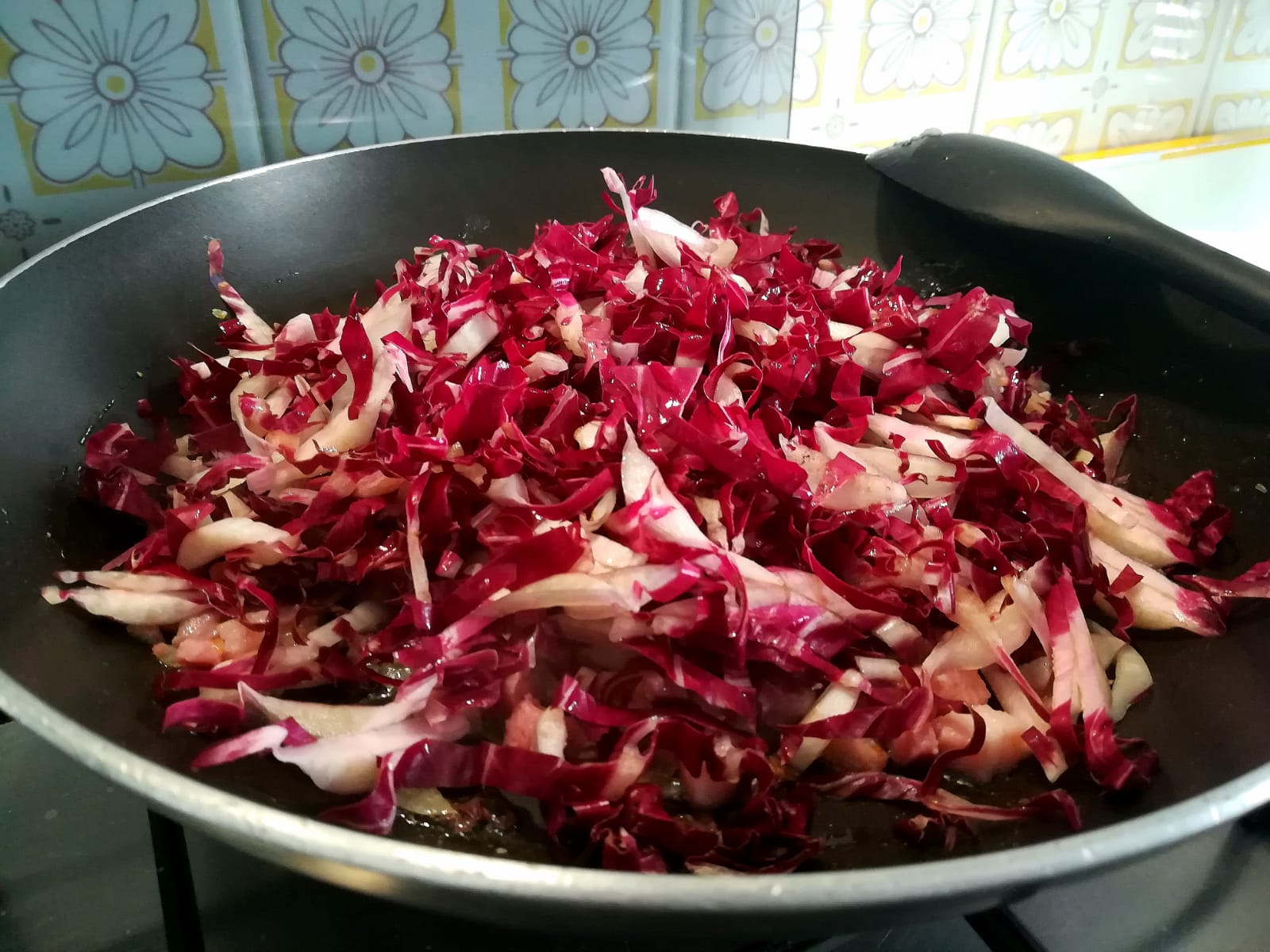 Preparazione ricetta pennette radicchio pancetta