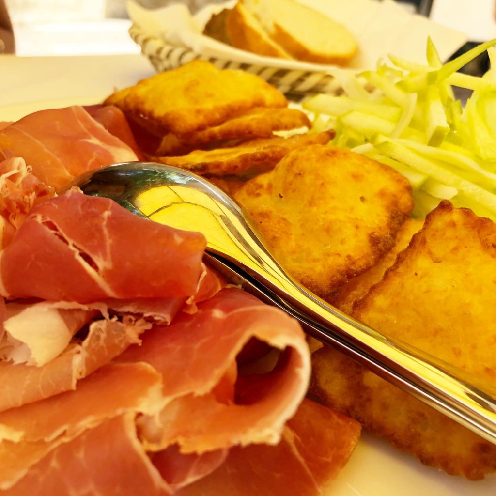 Gnocco fritto con prosciutto crudo di Montefeltro 24 mesi e mela Granny Smith