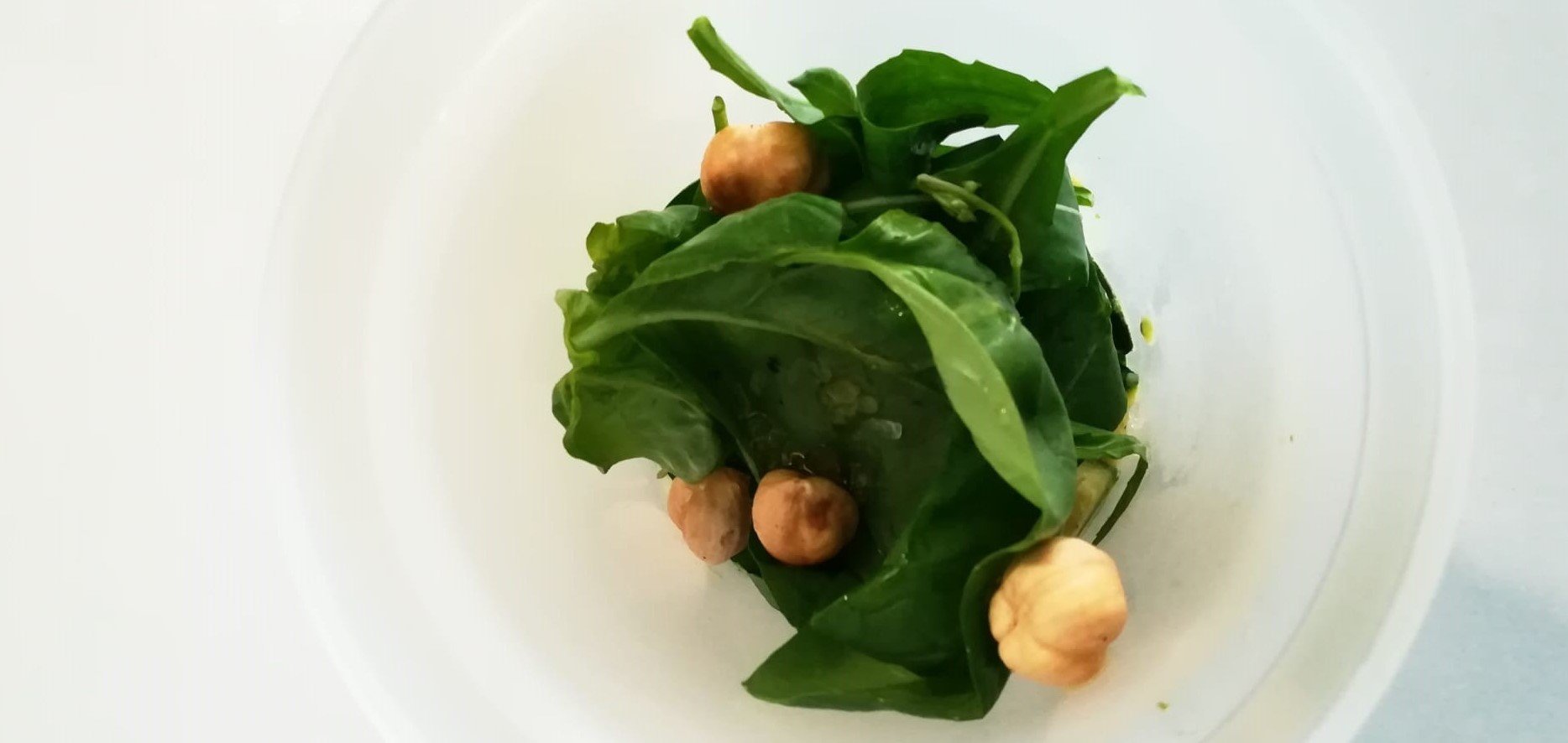 Chicche di patate con pesto di zucchine, rucola, basilico e nocciole
