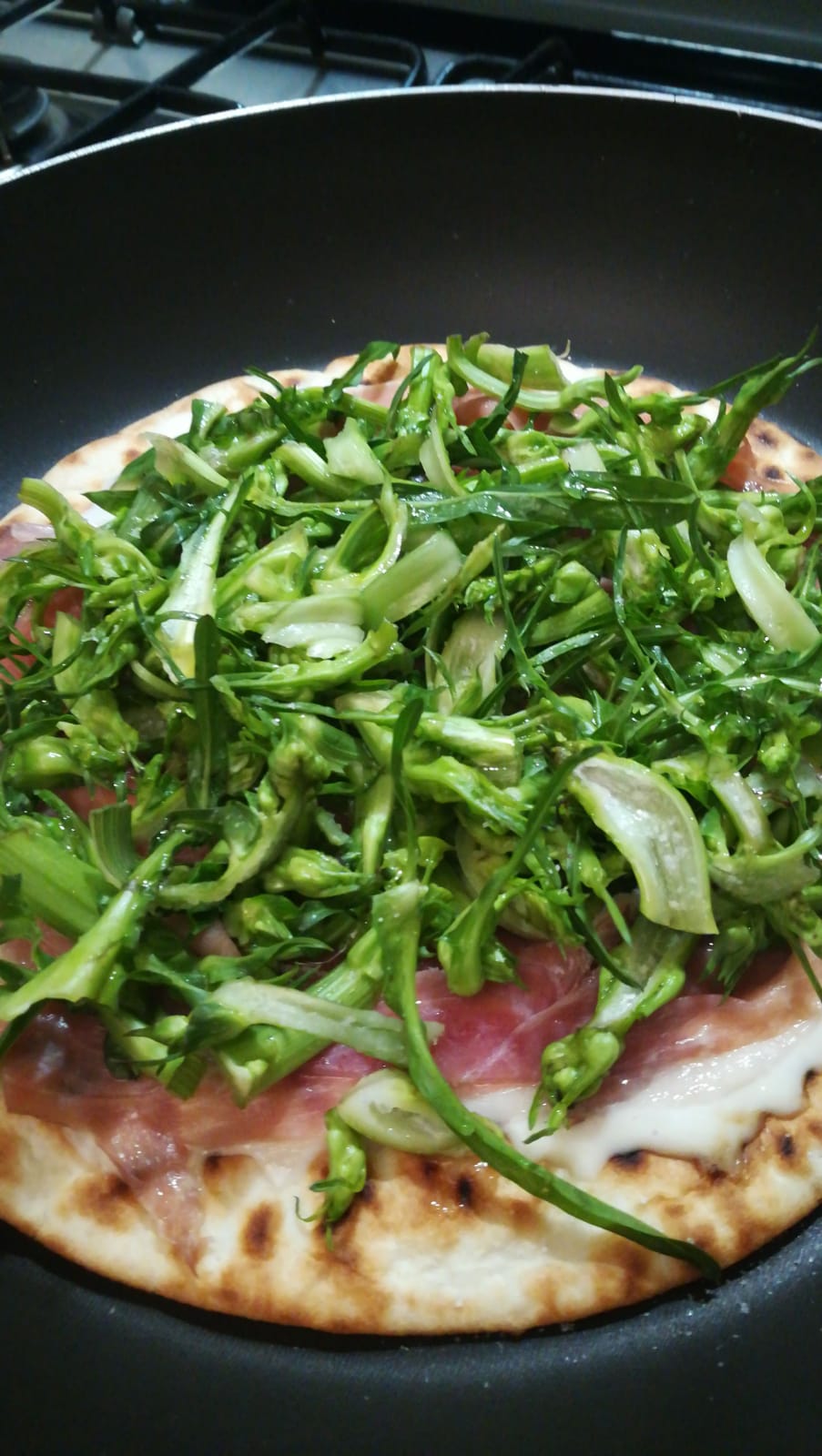 Piadina prosciutto crudo, squacquerone e puntarelle